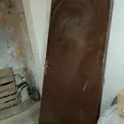 باب خشب و خشبه تحط الثلاجه عليها
