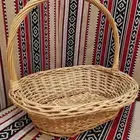 سلال وصحون وصواني من الخشب والخوص