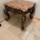 3 طاولات واحدة كبيرة و2 مربعة