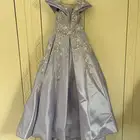 فستان ملكة نظيف وخالي من العيوب