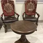 كراسي وطاولة