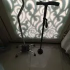 عكاز لكبار السن طبي بقاعدة مانع للنزلاق