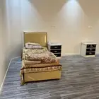 سرير نوم شكل انيق ومرتب ونظيف مع دولب طاوله