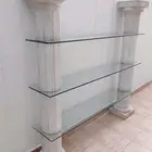 رفوف زجاج على أعمدة قطع ديكورية مميزة