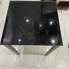 طاولة زجاج مربعة