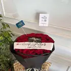 باقة ورد حمراء مع هدية وسطية وشريط تهنئة   تابي وتمارا