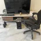 كرسي وشاشه وطاوله وسماعات