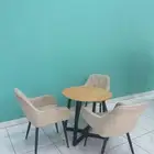 كرسي وطاولة
