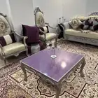 كنب كلاسيكى مع الطاولات والفرشه