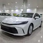 تويوتا كامري E بلس فتحة هايبرد 2025- ابيض واسود