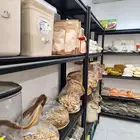 عطارة و مكسرات و تمور للبيع بالكامل