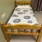 طاوله طعامه ثمان كراسي ودولابين وسرير