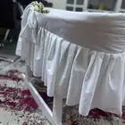 سرير حديث الولادة و طاولة الطعام و شاشة