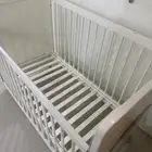طاولة كبيره مع اربع خدمة وعربية اطفال وسرير اطفال