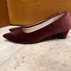حذاء عنابي