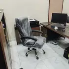 للتقيبل مكتب مؤثث بأثاث مكتبي