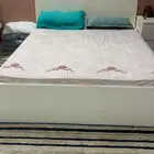 سرير وعربية ملكة