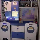 طاولة مع كرسيين ومراية