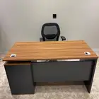مكتب وكرسي للبيع
