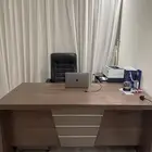 مكتب خشبي مع كرسي