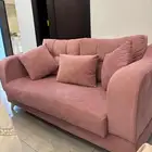 كنبة كبيرة اللون وردي