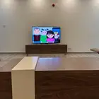 طاوله مع طاوله الشاشه