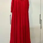 فستان احمر نظيف و سليم لبسة مرة واحدة فقط لمدة اربعة ساعات