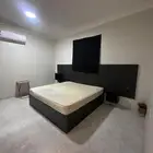 سرير مستعمل تصميم خاص بكومدينات خشب بني سوبر كينج بالمرتبه