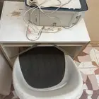 طاولة وكرسي وطابعة