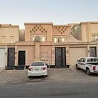 فيلا فاخرة بدرج داخلي مع شقتين بحي الطويق الرياض