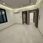 شقة على البلاط 4 غرف بخدماتها جديد وتشطيب راقي