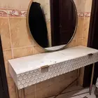 مدخل طاولة بدرج ومرآة