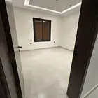 شقة ثلاثة غرف جديدة للإيجار بحي الريان