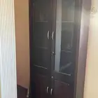 سرير مفرد نظيف مع دولاب