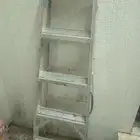 سلم حديد بحالة جيدة