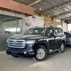 لاندكروزر جي اكس ار بنزين L2 أسود سعودي 2025 لدى الفريدي