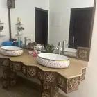 مغسله رخام حوضين عرضها مترين مع مرايه من مصنع الدليجان