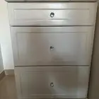 خزانة صغيرة بيضاء