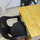 الطاولات والكراسي