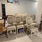 كراسي جديدة لم تستخدم إلا لبضع ساعات