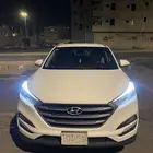 هونداي توسان 2018 اللون أبيض أستاندر