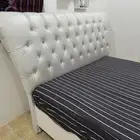 سرير خشب ابيض كبير