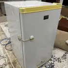 للبيع ثلاجه صغيره وركن ديكور