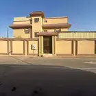 للايجار دور اول مع السطح بحي الفاروق
