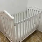 سرير أطفال مع كرسي طعام