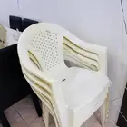 كراسي بلاستيك وستارة