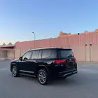 جيب لاندكروزر L3 بنزين مخزن استخدام نظيف 2024