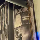 ستاند جداري للتصوير مع رولتين ورق