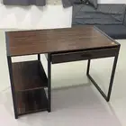 طاوله بحاله جيده فيها فقط كسر خفيف عل السوم