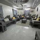 قعايد للبيع مع الستاير والطاولات بحالة ممتازة